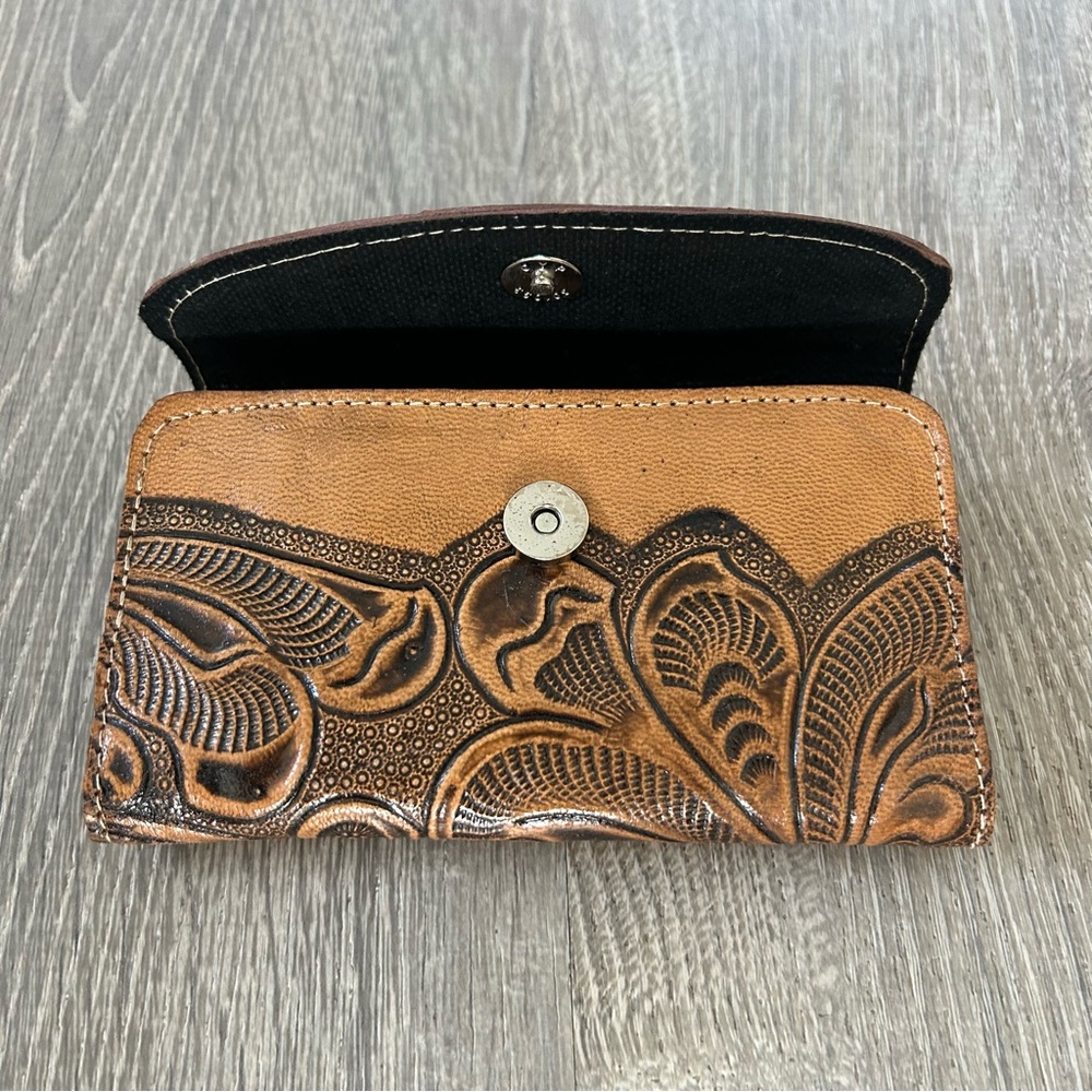 Tooled leather floral tan wallet with mirror inside - Picture 3 of 8
